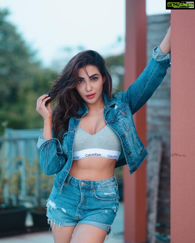 Parvatii Nair Instagram - Good day 🤗 Which one 🤘 @sathyaphotography3