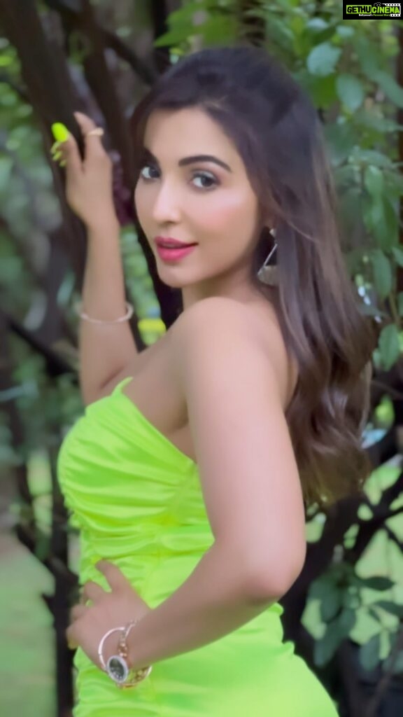 Parvatii Nair Instagram - Blending in with nature 🍀on the sets💚
