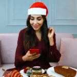 Parvatii Nair Instagram - It’s the most joyous and cheerful time of the year!🎅🏻 This is the season of treats, do check out @sunfeastbakedcreations for thier delicious Christmas hamper. Let me know whats your favorite Christmas dessert in the comment... Use my code: JUMBO and avail upto 20% Off Rs 120/- https://swiggy.onelink.me/888564224/4d65d35b #SeasonsSweetings #SunfeastBakedCreations #sbc