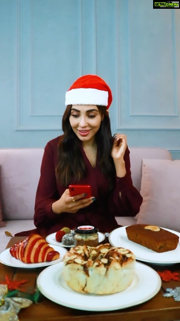 Parvatii Nair Instagram - It’s the most joyous and cheerful time of the year!🎅🏻 This is the season of treats, do check out @sunfeastbakedcreations for thier delicious Christmas hamper. Let me know whats your favorite Christmas dessert in the comment... Use my code: JUMBO and avail upto 20% Off Rs 120/- https://swiggy.onelink.me/888564224/4d65d35b #SeasonsSweetings #SunfeastBakedCreations #sbc