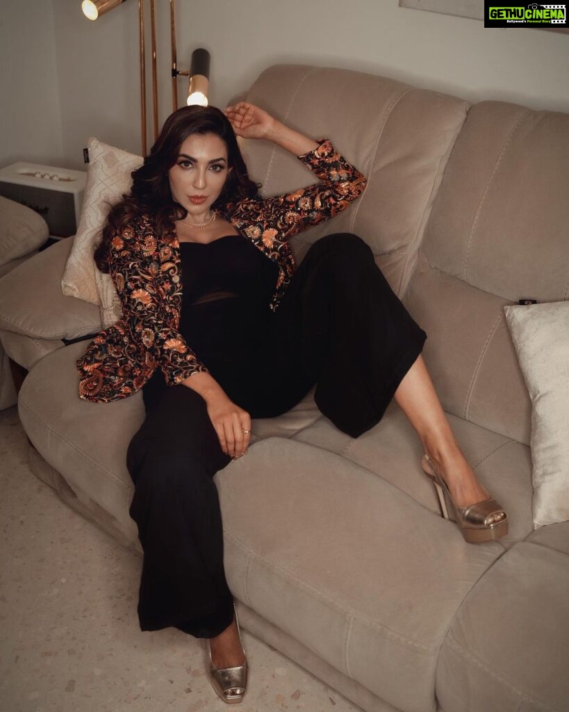 Parvatii Nair Instagram - Life is a party, dress for it! Shot by @frames_by_nithin Styled by @paviiiee_08 Jewellery @konikajewellery Outfit @labelkaksh Make up @naaz_makeup_hair