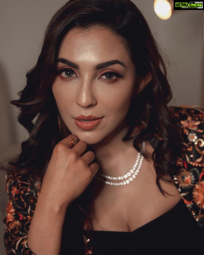 Parvatii Nair Instagram - Life is a party, dress for it! Shot by @frames_by_nithin Styled by @paviiiee_08 Jewellery @konikajewellery Outfit @labelkaksh Make up @naaz_makeup_hair