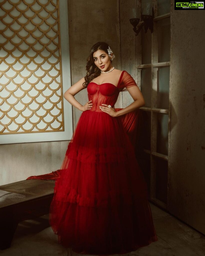 Parvatii Nair Instagram - Red alert! ‼️ Styling & Concept @soigne_official_ Photography @gk_.photography._ Makeup @makeupbyvaishalikrishnan Hairstylist @loki_makeupartist Outfit @label_natalia_livingston Retouch @sam_retouch