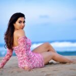 Parvatii Nair Instagram - Let the sea set you free 🌊 Photography: 📸 @pariaarclicks Videography: 🎦@sathyaphotography3 Mua: 💄@shree_bhuvana_mua