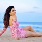 Parvatii Nair Instagram - Let the sea set you free 🌊 Photography: 📸 @pariaarclicks Videography: 🎦@sathyaphotography3 Mua: 💄@shree_bhuvana_mua