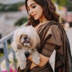 Parvatii Nair Instagram – My little one @staar_the_champ and I!🐶❤️

Photography & videos: @jakobz_media @krish.jkm @rajo_bhaii
Assisted by: @julien.filmmaker
Stylist: @ratchasi
Saree: @ranyasarees
Make up and hair: @geetha_mua_chennai