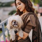 Parvatii Nair Instagram - My little one @staar_the_champ and I!🐶❤️ Photography & videos: @jakobz_media @krish.jkm @rajo_bhaii Assisted by: @julien.filmmaker Stylist: @ratchasi Saree: @ranyasarees Make up and hair: @geetha_mua_chennai
