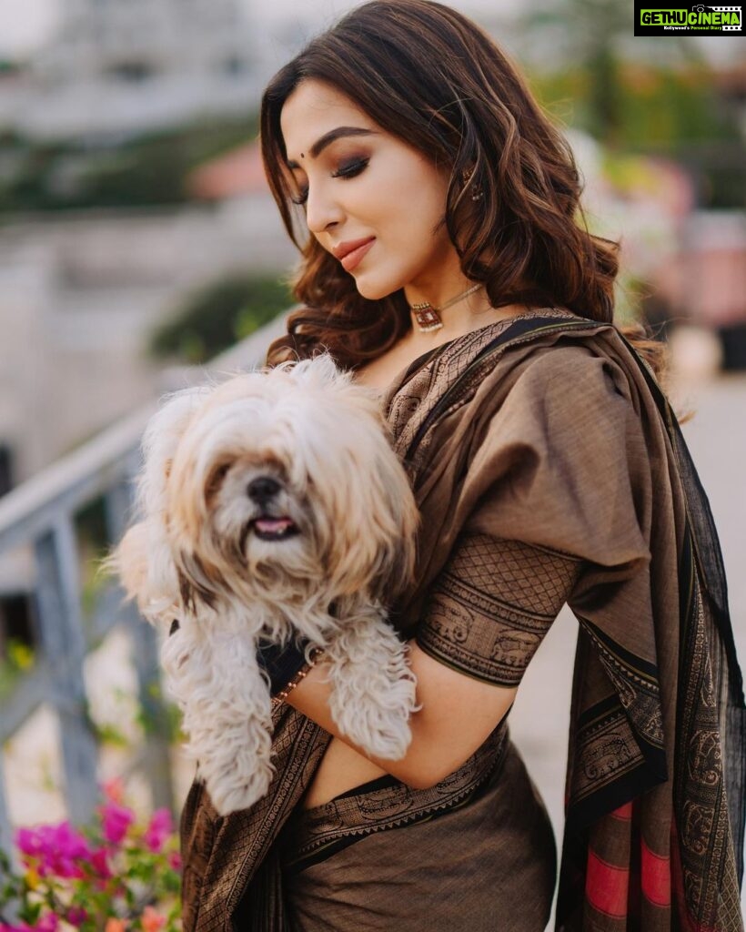 Parvatii Nair Instagram - My little one @staar_the_champ and I!🐶❤️ Photography & videos: @jakobz_media @krish.jkm @rajo_bhaii Assisted by: @julien.filmmaker Stylist: @ratchasi Saree: @ranyasarees Make up and hair: @geetha_mua_chennai
