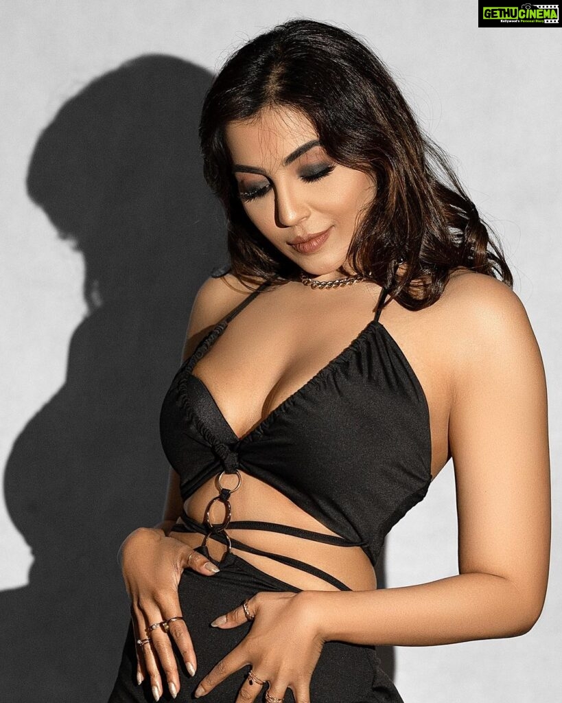 Parvatii Nair Instagram - The woman in black. 👩🏻🖤 . . Styling & Creative direction @soigne_official_ Makeover @kaviyaartistry_off Photography @murlee_photography Wardrobe @a.la.modebyakanksha