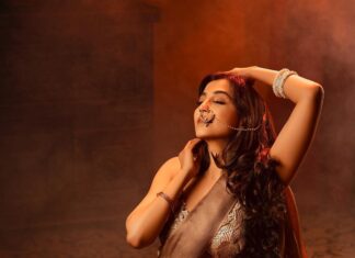 Parvatii Nair Instagram - Stay bold , stay GOLD🌟 . . . Styling & Creative direction @soigne_official_ Makeover @kaviyaartistry_off Photography @murlee_photography Wardrobe @vibha_the_boutique
