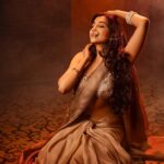 Parvatii Nair Instagram - Stay bold , stay GOLD🌟 . . . Styling & Creative direction @soigne_official_ Makeover @kaviyaartistry_off Photography @murlee_photography Wardrobe @vibha_the_boutique