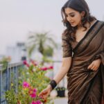 Parvatii Nair Instagram – ❤️❤️❤️

Photography & videos: @jakobz_media @krish.jkm @rajo_bhaii
Assisted by: @julien.filmmaker
Stylist: @ratchasi
Saree: @ranyasarees
Make up and hair: @geetha_mua_chennai
