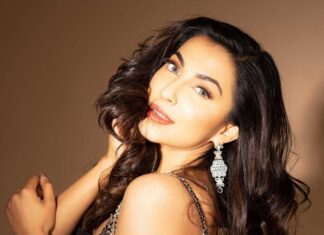 Parvatii Nair Instagram - Hey there ! 🤗 Styling: @beingstyl Photography : @theportraitstudio_tps Outfit: @_sayaanika_ Makeup: @makeupreva Hairstyle: @_ramya_makeoverartistry_ Jewelry Credits: @Swarnaprabu Video Credit: @g_vigneshwaran_ Studio: @allsevensstudio