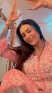 Pavitra Punia Instagram - Aati hai na eglis mujhe #pavitraapuniya #fashion #style #glam #comedy #reelsindia #english