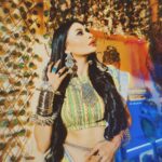 Pavitra Punia Instagram – Styling and fashion in my nerves flows like blood 🐝🌻

#pavitraapuniya #fashion #style #glam #saree aur mai bass sath sath se he rehte hain aaj kal  #sareelove Mumbai – मुंबई