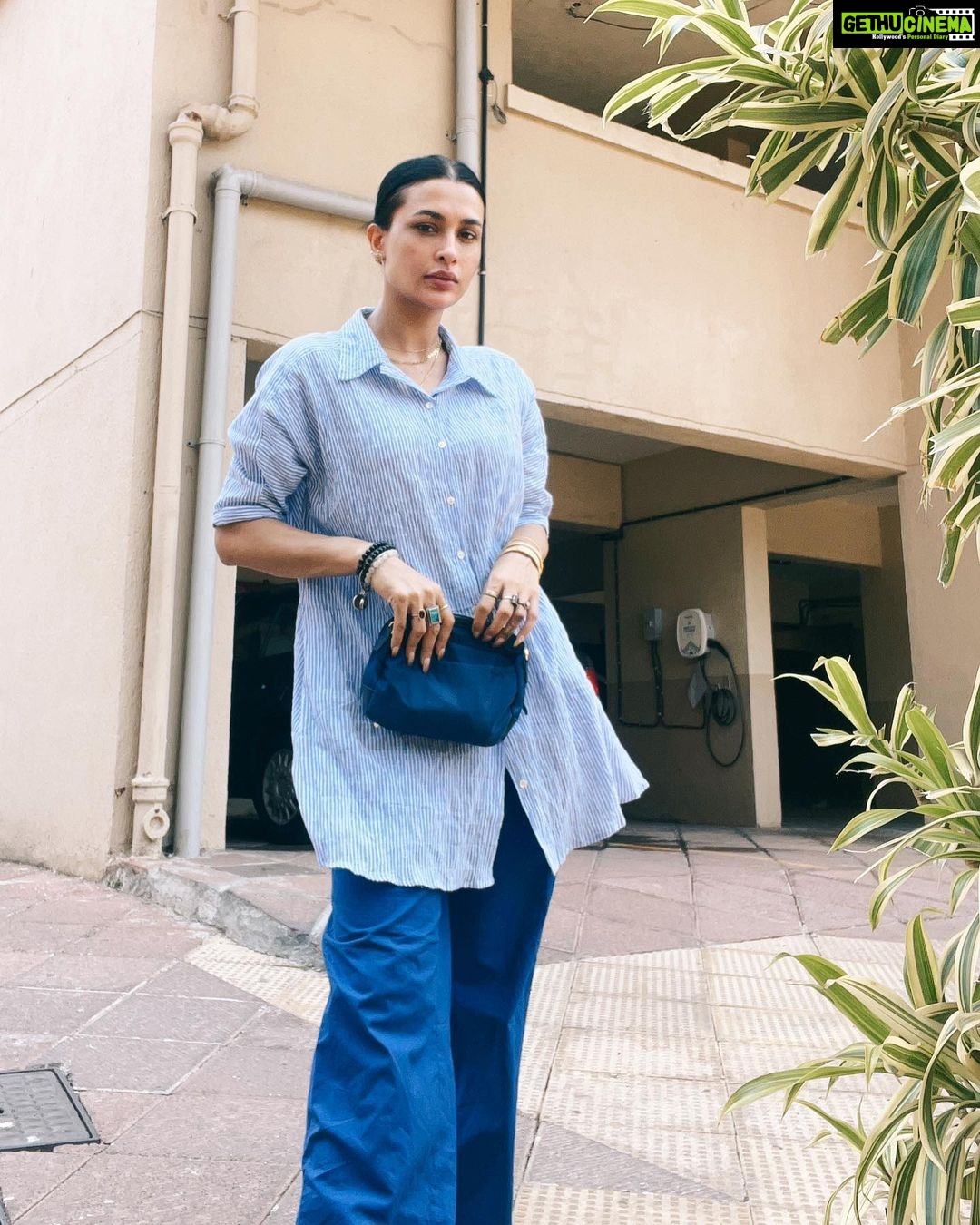 Pavitra Punia Instagram - Just a casual day ππ₯Ώππ Shirt @wearjiti Pr @oakpinionpr Bag @tumitravel (straight from my closet) Slip on @zara (straight from my closet) #pavitraapuniya #fashion #style #glam #casualstyle #ootd
