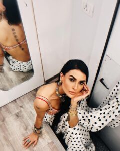 Pavitra Punia Instagram - Polka is forever in fashion 🤍✔️ #pavitraapuniya #fashion #style #glam #vanity #mirror #lifestyle #saree