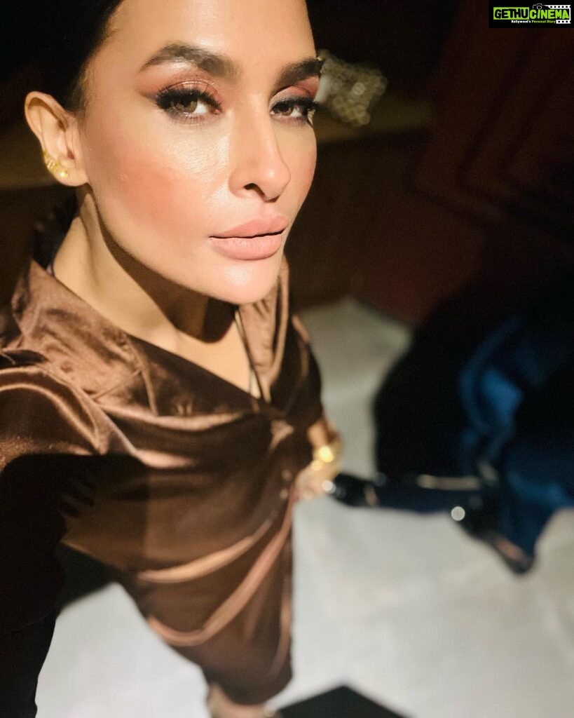 Pavitra Punia Instagram - …. about last night @cirqabombay I looked THE Best Outfit theme is one of my favourite #ferrerorocher “a chocolate ball with gold packing and the hidden gem hazelnut “ Wearing : my own collection🪶 Jewels : @versace and #goldbangles (straight from my treasure box) Bag : @hm Pumps : @gianvitorossi #pavitraapuniya #fashion #style #fashionstyle #glam #iamfashion it’s burnin in here 🍂 #milanfashion #parisfashion Lower Parel
