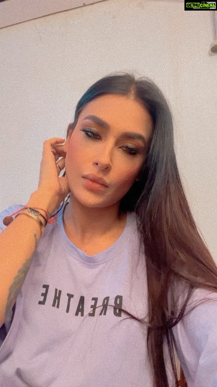 Pavitra Punia Instagram - š dukh iss baat ka hai doston ke subah jaldi uthna padta hai aur iss baat ka bhi dukh hai ke house help late aati hai aur bahot dukh hain š¶šµāš«š¤§ #pavitraapuniya #fashion #style #glam #reelsinstagram #rĆ©el