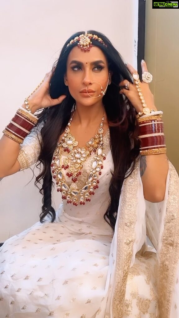 Pavitra Punia Instagram - Eid Mubarak 🌙 My team Make up @neelsannaresh Hair @hairstylist.julie #pavitraapuniya #fashion #style #glam but sundar 🤩 aur susheel bhi 🫶🏻