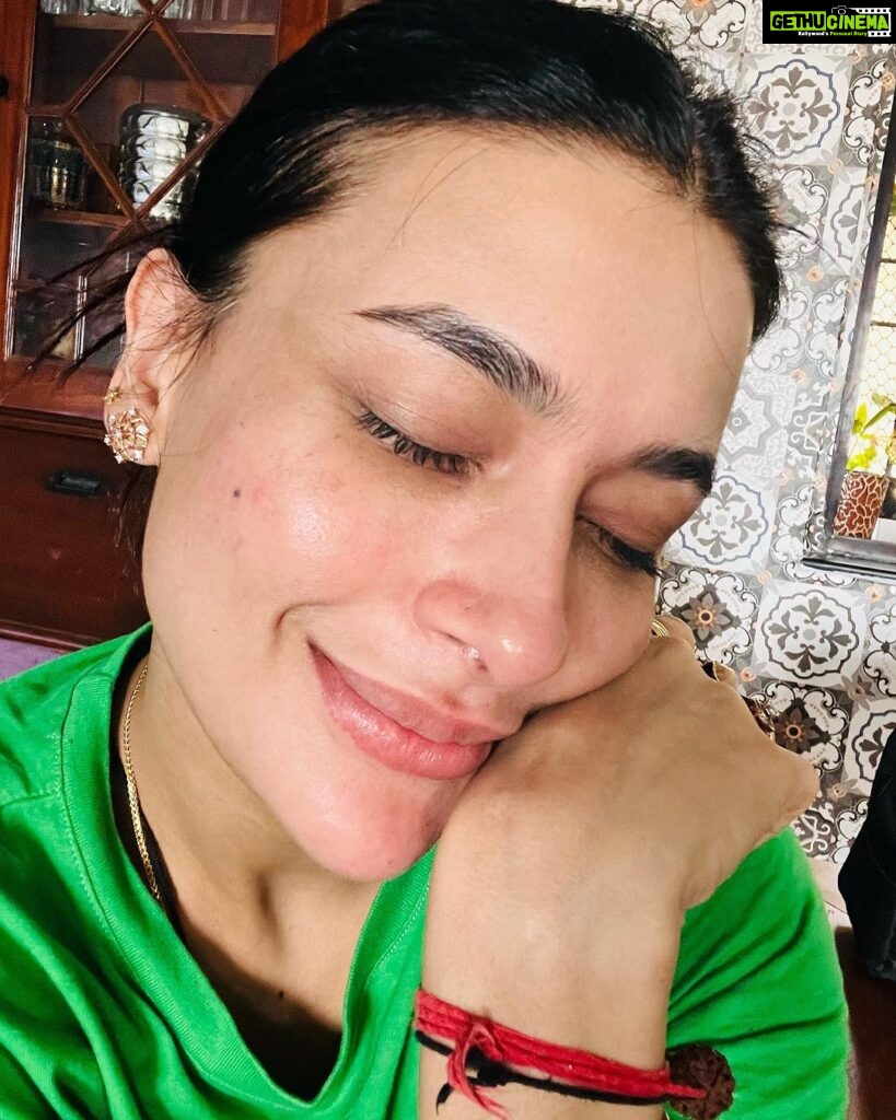 Pavitra Punia Instagram - Uploading 🫥 energy for the #nomakeup is not make up for me because #ilovemakeup ☺️ #pavitraapuniya #grateful #fashion #style #glam 🌞