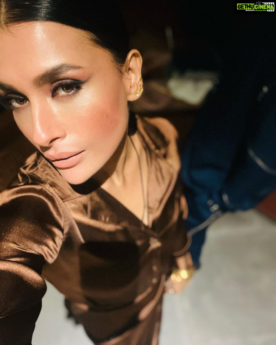 Pavitra Punia Instagram - …. about last night @cirqabombay I looked THE Best Outfit theme is one of my favourite #ferrerorocher “a chocolate ball with gold packing and the hidden gem hazelnut “ Wearing : my own collection🪶 Jewels : @versace and #goldbangles (straight from my treasure box) Bag : @hm Pumps : @gianvitorossi #pavitraapuniya #fashion #style #fashionstyle #glam #iamfashion it’s burnin in here 🍂 #milanfashion #parisfashion Lower Parel