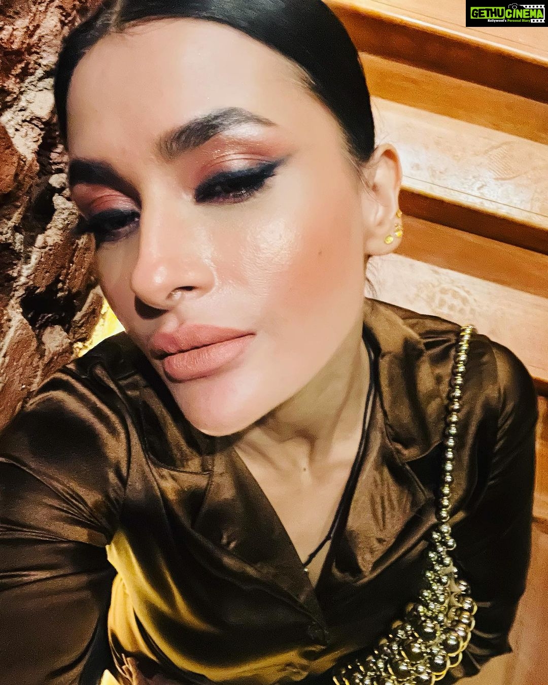 Pavitra Punia Instagram - …. about last night @cirqabombay I looked THE Best Outfit theme is one of my favourite #ferrerorocher “a chocolate ball with gold packing and the hidden gem hazelnut “ Wearing : my own collection🪶 Jewels : @versace and #goldbangles (straight from my treasure box) Bag : @hm Pumps : @gianvitorossi #pavitraapuniya #fashion #style #fashionstyle #glam #iamfashion it’s burnin in here 🍂 #milanfashion #parisfashion Lower Parel