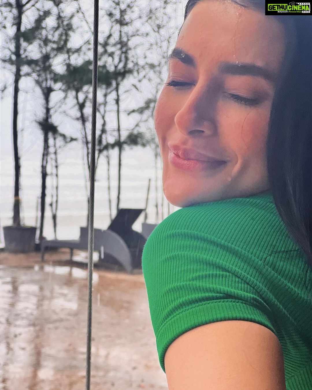 Pavitra Punia Instagram - β¦ this weather π§οΈποΈ π #pavitraapuniya #fashion #style #glam #me #monsoon child to nhe hu mai , par barish ki boondein π§ achhi lagti hain βοΈ aur pakode. #thegirlwithdiamondteeth