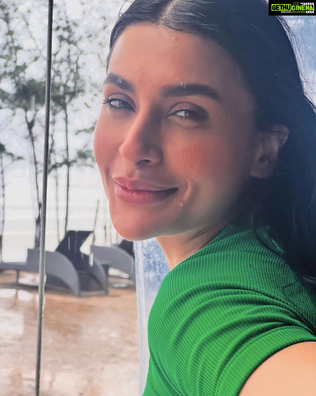 Pavitra Punia Instagram - β¦ this weather π§οΈποΈ π #pavitraapuniya #fashion #style #glam #me #monsoon child to nhe hu mai , par barish ki boondein π§ achhi lagti hain βοΈ aur pakode. #thegirlwithdiamondteeth