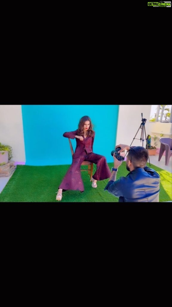 Payal Rohatgi Instagram - It’s ok if u disagree with me. I can’t force you to be right 🤩😘 To watch the whole video : https://youtu.be/-xT56r5ah4U #payalrohatgi #vocalforlocal #yogasehihoga #ladkihoonladsaktihoon