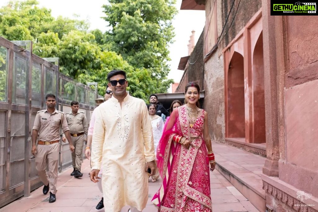 Payal Rohatgi Instagram - Happy Valentine's day to all ❤️🤗 #valentines #gratitude #happiness #sangramsingh #payalrohatgi Taj Mahal, Agra.