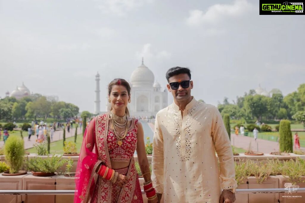 Payal Rohatgi Instagram - Happy Valentine's day to all ❤️🤗 #valentines #gratitude #happiness #sangramsingh #payalrohatgi Taj Mahal, Agra.