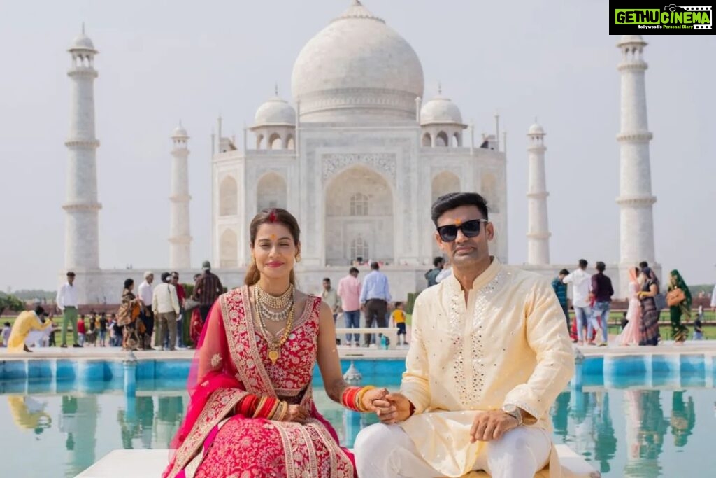 Payal Rohatgi Instagram - Happy Valentine's day to all ❤️🤗 #valentines #gratitude #happiness #sangramsingh #payalrohatgi Taj Mahal, Agra.