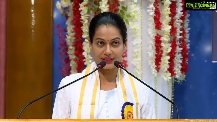 Payal Rohatgi Instagram - Hatred is taught. Kindness is natural. 🤩 To watch the whole video : https://youtu.be/HoStgtt3MOE It was a humbling experience to speak at Brahamakumari ashram at Gyansarovar, Mount Abu and give my opinion and views on Media, it’s ethical issues and solutions to it. #payalrohatgi #yogasehihoga #ladkihoonladsaktihoon Gyan Sarovar - Mount Abu