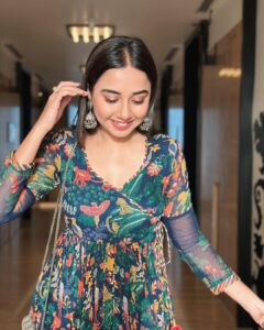 Prajakta Koli Instagram - Thank you for the honour Economic Times💜
Love you @balanvidya ♥️🫶🏼
…
Wearing @baisegaba 
Earrings @sangeetaboochra 
Sources by @homerakhan3400