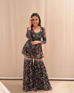 Prajakta Koli Instagram - Thank you for the honour Economic Times💜
Love you @balanvidya ♥️🫶🏼
…
Wearing @baisegaba 
Earrings @sangeetaboochra 
Sources by @homerakhan3400