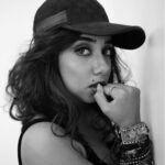 Prajakta Koli Instagram - “ I am tough ,I am ambitious and I know exactly what I want , if that makes me a B*#$h , okay “ ~ Madonna Muse @mostlysane 📷 @roverdiaries_ HMU meee 😇 Series : Mix Tape #blackandwhiteera #portraits #makeuplewk #lewk #hairandmakeup #mybreadandbutter #celebratingwomen #forlife #texturedhair #lighteyes #eyemakeup #aqualens