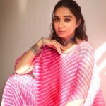 Prajakta Koli Instagram - ✨सांसों में बड़ी बेकरारी आँखों में कई रत जगे कभी कहीं लग जाये दिल तो कहीं फिर दिल ना लगे✨ … @shrushti_birje @shreejarajgopal @shivamguptaphotography @sujata_1810 @dhwanii.jain