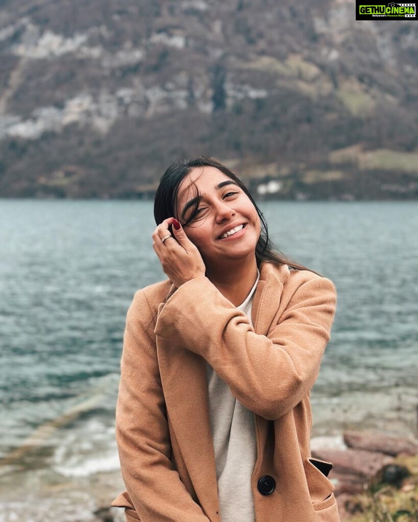 Prajakta Koli Instagram - Hands are frozen but heart is so so warm. Hi, lover. 🇨🇭 Switzerland