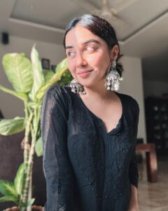 Prajakta Koli Instagram - Wrapped the final work day of this year and feeling nothing but gratitude for how this year has been. Should we do a #RealTalkTuesday video to discuss?💜