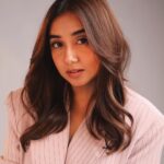 Prajakta Koli Instagram - There’s a very omg-I-am-writing-a-book vibe to these pictures, no? 🥰 …. HMU by @shrushti_birje_28 @sujata_1810 Styled by @aakrutisejpal 📷 by @roverdiaries_ @dop_mathur …. Outfit - @thebaeclub.in Jewellry - @stacfinejewellery