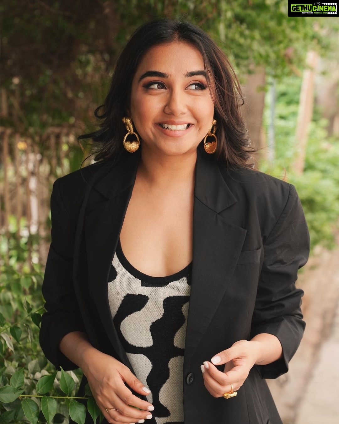 Prajakta Koli Instagram - Good morning.🥰 … Hair and makeup by @mansimao @hairsprayandtheartist Styled by @aakrutisejpal 📷- @roverdiaries_