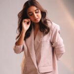 Prajakta Koli Instagram - There’s a very omg-I-am-writing-a-book vibe to these pictures, no? 🥰 …. HMU by @shrushti_birje_28 @sujata_1810 Styled by @aakrutisejpal 📷 by @roverdiaries_ @dop_mathur …. Outfit - @thebaeclub.in Jewellry - @stacfinejewellery