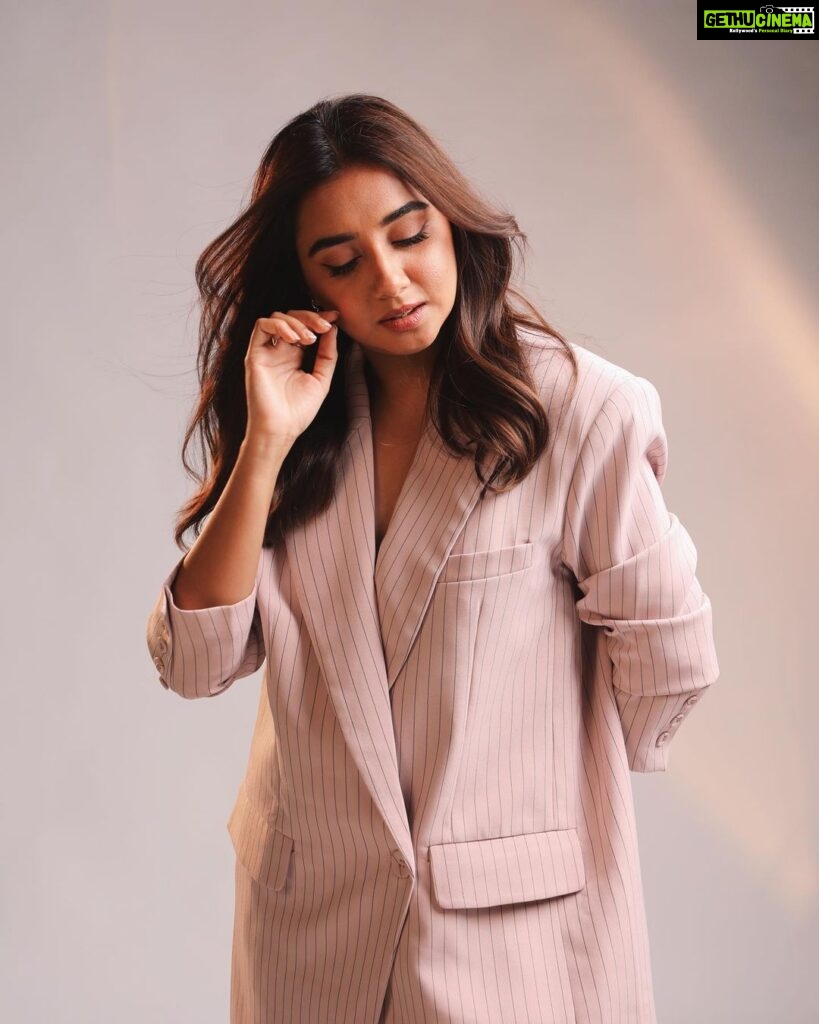 Prajakta Koli Instagram - There’s a very omg-I-am-writing-a-book vibe to these pictures, no? 🥰 …. HMU by @shrushti_birje_28 @sujata_1810 Styled by @aakrutisejpal 📷 by @roverdiaries_ @dop_mathur …. Outfit - @thebaeclub.in Jewellry - @stacfinejewellery