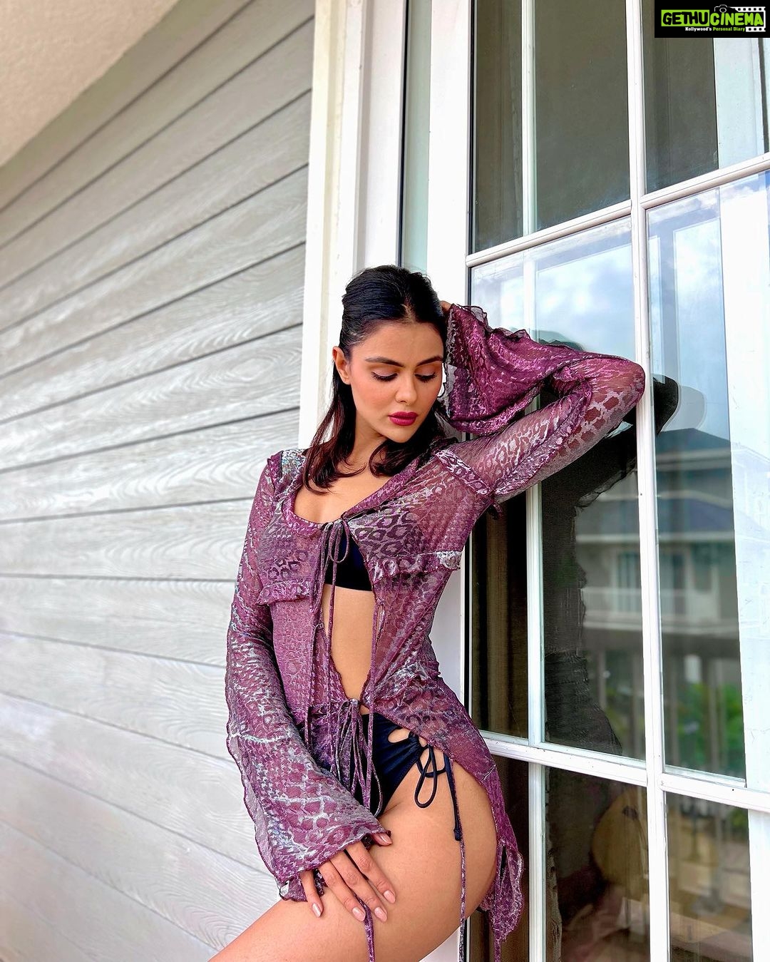 Priyanka Chahar Choudhary Instagram - Glitz&Glamour and goodnight 😋