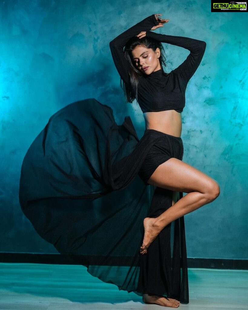 Priyanka Chahar Choudhary Instagram - Story of a flying angel ✨ Photo: @shotbysakar MUAH: @makeoverbydipika Outfit: @kamli_fashion Location: @byou.in #priyankachaharchoudhary