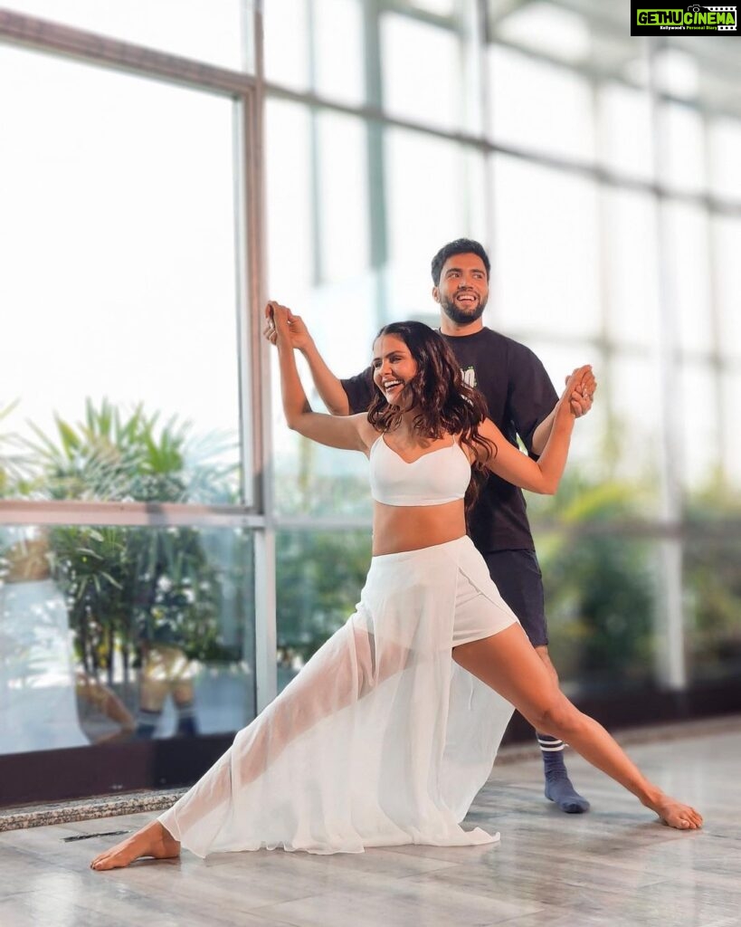 Priyanka Chahar Choudhary Instagram - Flexibility test 🫠 Swipe left to see who made me do it 😬 Swipe left again to see what I really wanna do ☺️ Video: @versatile.saif X @jzee.video.pictures Makeup: @garg_kinjal Hair: @celebsmakeupbysejal Outfit: @kamli_fashion #priyankachaharchoudhary
