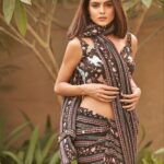Priyanka Chahar Choudhary Instagram - Saree swagger! 🖤✨ Photographer: @amitkhannaphotography Styled by: @stylingbyvictor @sohail__mughal___ Saree: @issadesignerstudio Earings: @rubans.in Assisted by @styleby_antara Makeup & Hair: @celebsmakeupbysejal Location: @novotelmumbaiairport x @volokal Team: @greenlight__media #priyankachaharchoudhary