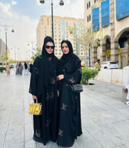 Rakhi Sawant Instagram - Welcome to madinah !!! 
Wearing SAKCLOTHING abaya…..