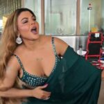 Rakhi Sawant Instagram - राखी सावंत ने एयरपोर्ट पर किया डांस Take the 🚀Lucky Jet 🚀odds predictor! Search 💰JET100💰in telegram❗ #rakhisawant #dubailifestyle #happymarriage #dramaqueens #controversial #couple #bollywoodstars #bollywoodcelebrity #bollywoodactress #mumbai #bollywoodbeauty #actress #celebrity #marriagegoals #marriedcouple #congratulations #beautyqueen #beautiful #love #salmankhan #dance #saree #sareelook